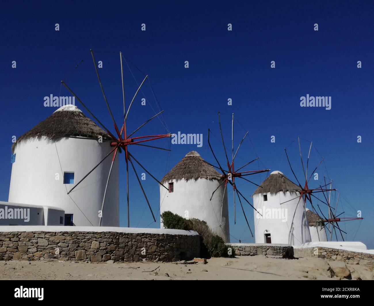 Griechenland-Mykonos-Windmühlen mit blauem Himmel in Mykonos Insel Griechenland Kykladen Stockfoto