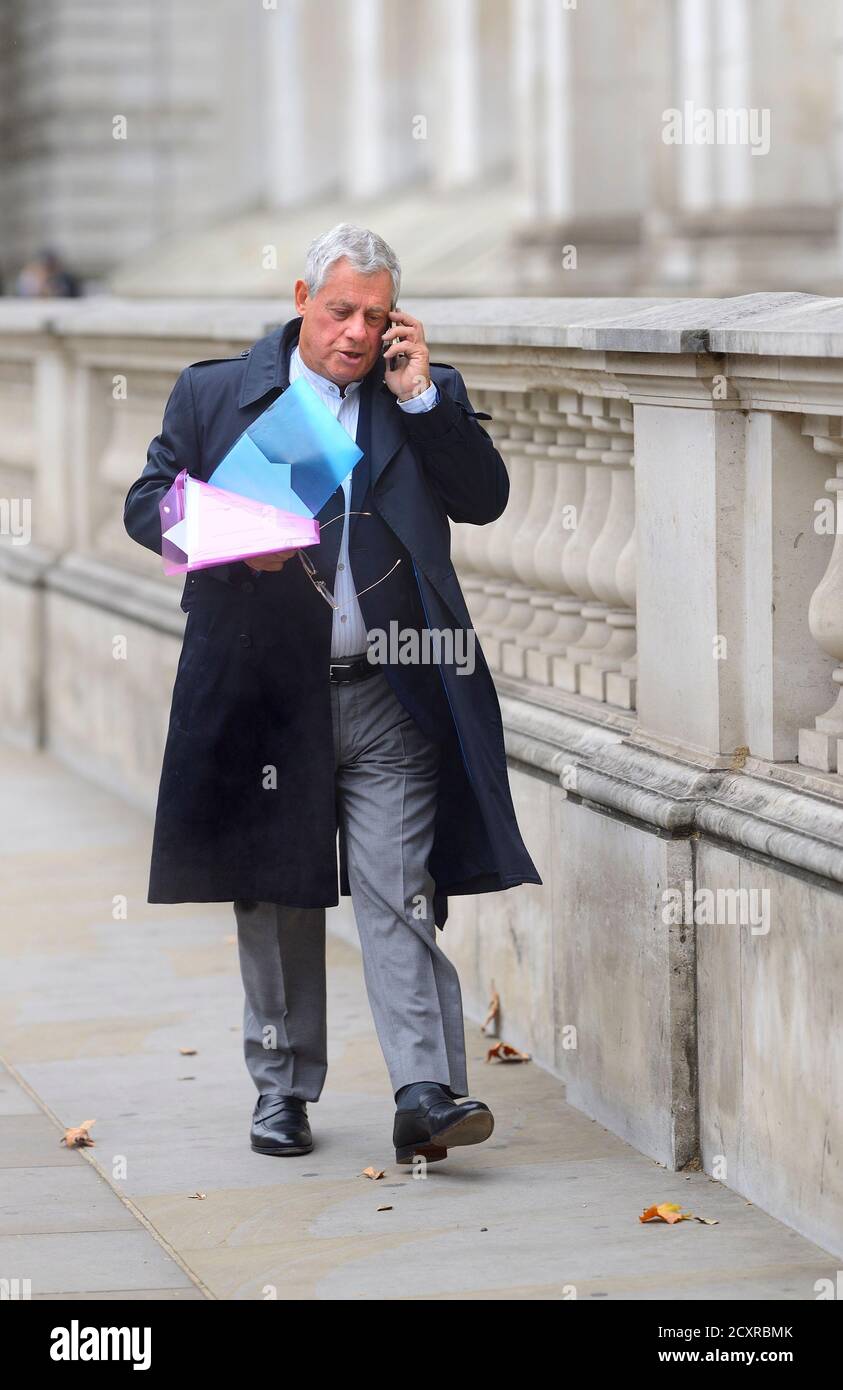 Sir Cameron Mackintosh (Theaterproduzent und Theaterbesitzer) mit Beiträgen über geplante 2021 Produktionen, Whitehall, 30. September 2020 Stockfoto