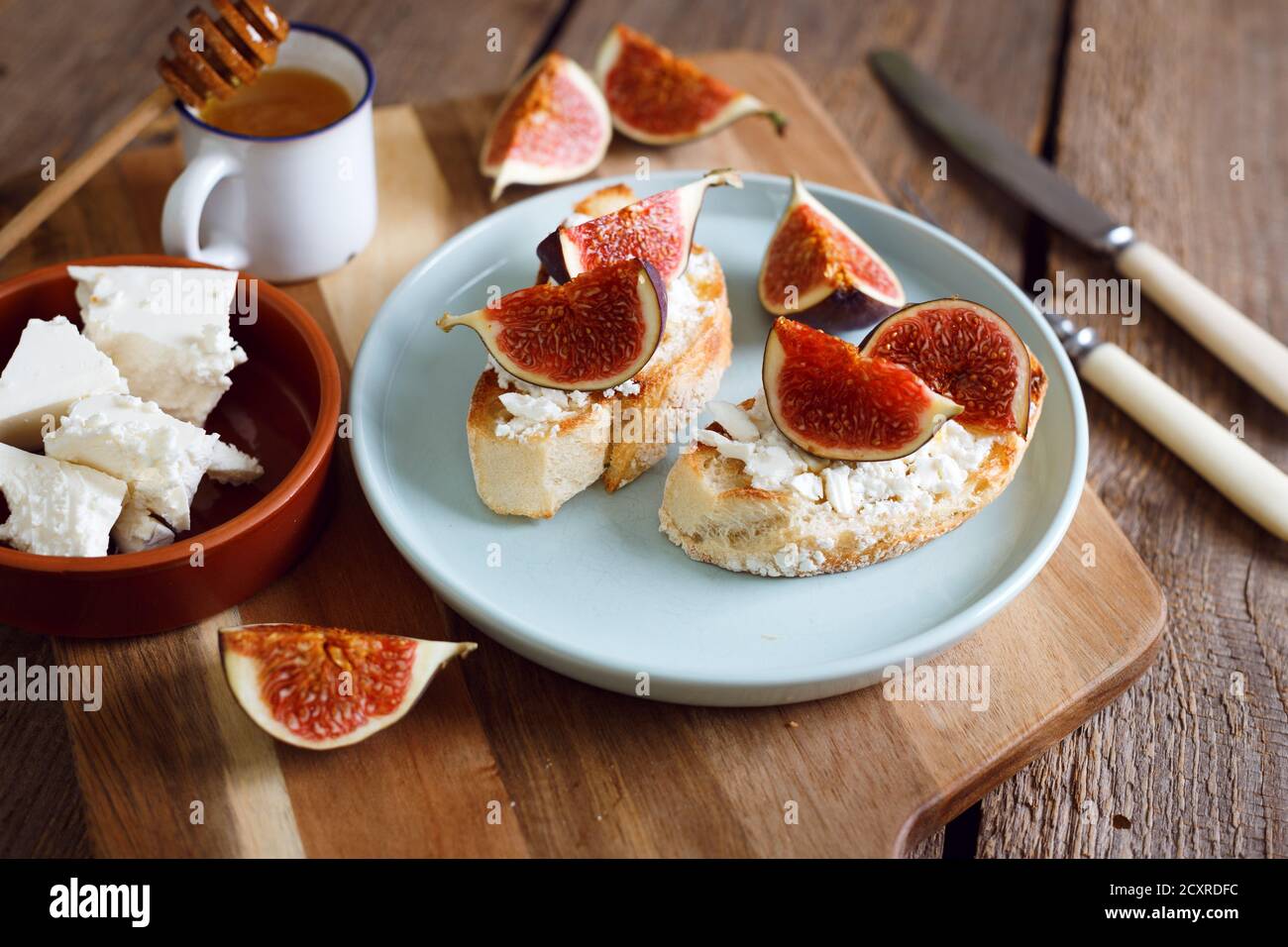 Leckere Sandwiches mit Feigen, Feta-Käse und Honig Stockfoto