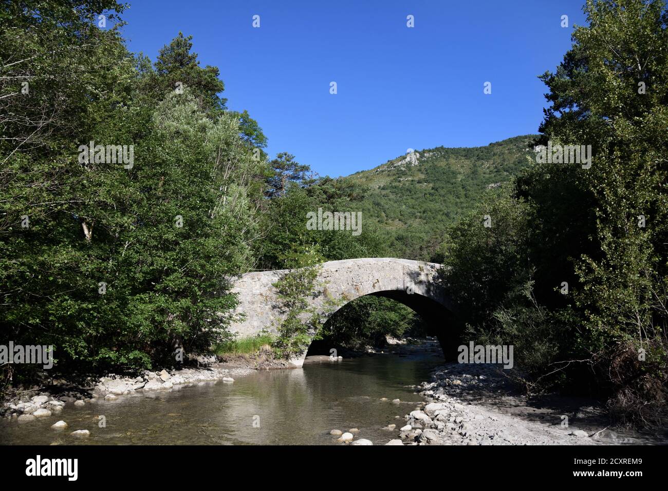 Buckelsteinbrücke, lokal als römische Brücke bezeichnet, ist aber mittelalterlich, über der Asse de Blieux Fluss Alpes-de-Haute-Provence Provence Stockfoto