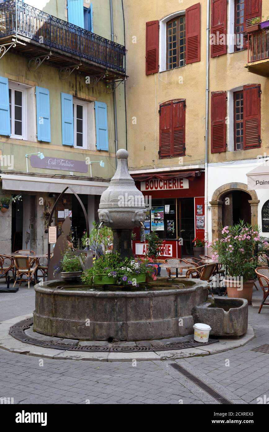 Stadtplatz, Straßenbrunnen und Straßenpflaster Cafés oder Straßencafés auf dem Place de la Fontaine Castellane Alpes-de-Haute-Provence Provence Frankreich Stockfoto