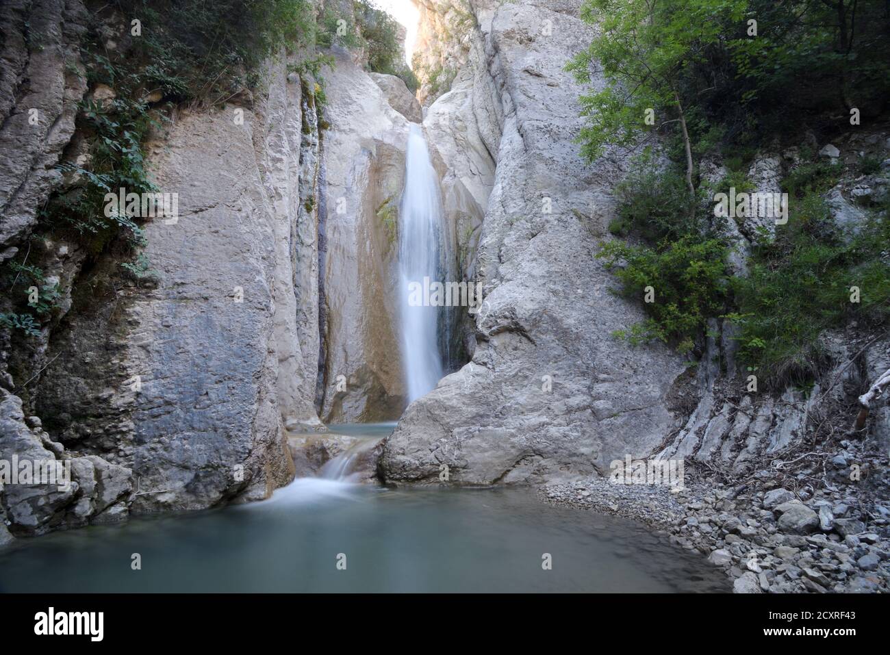 Wasserfall oder Cacade in der Ravin de Blieux, Schlucht, Schlucht oder Schlucht, Blieux im Verdon Regional Park Alpes-de-Haute-Provence Frankreich Stockfoto