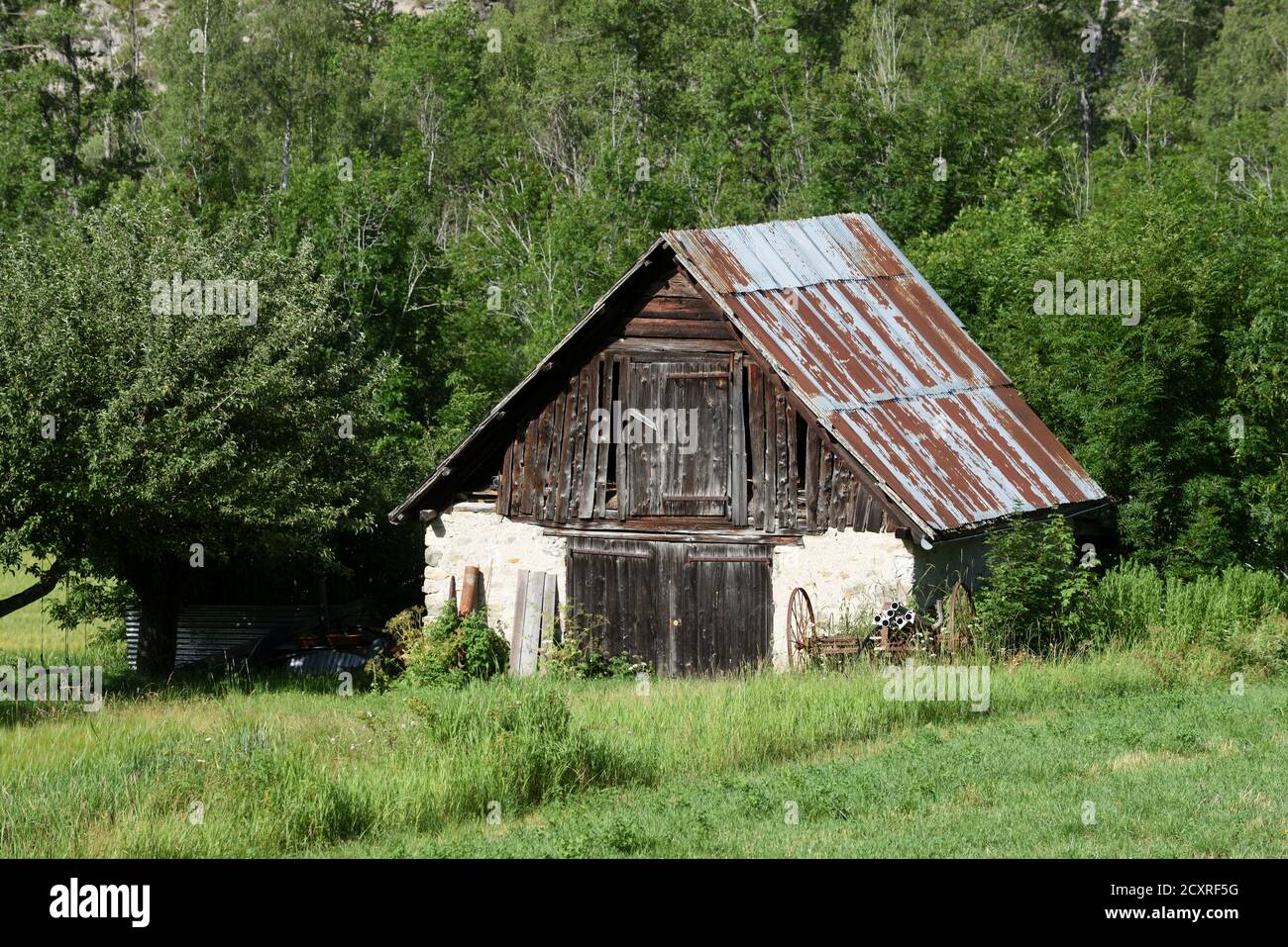 Kleine Almhütte, landwirtschaftliche Gebäude oder rustikales Chalet mit gewölbter Eisendach Allos Alpes-de-Haute-Provence Frankreich Stockfoto