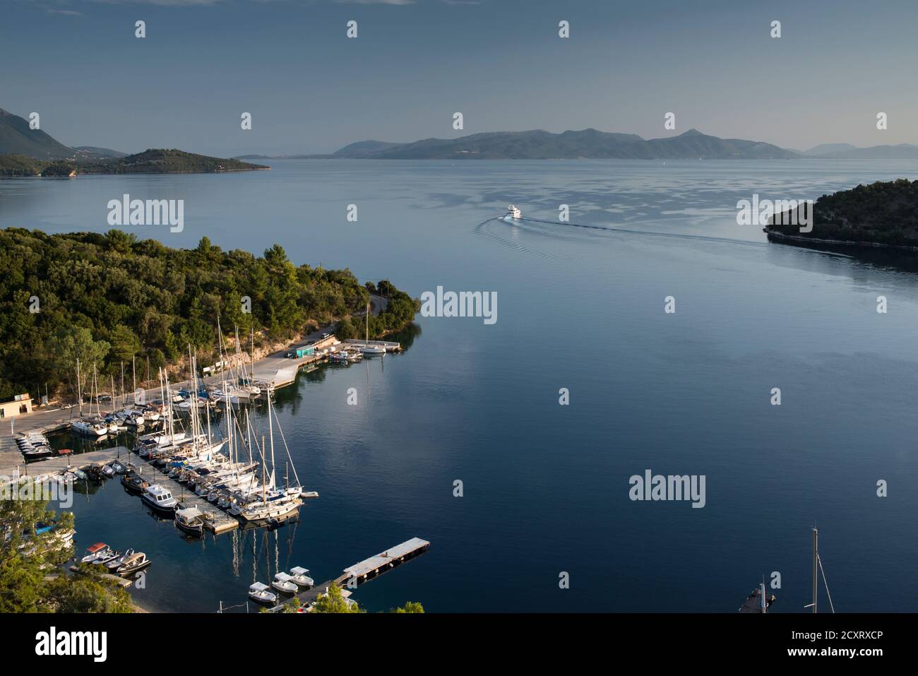 Superyacht, die aus dem Hafen von Spartahori auf der ionischen Insel Meganisi abfahren. (Blick nach Norden auf die Inseln Skorpios und Lefkada) Griechenland Stockfoto