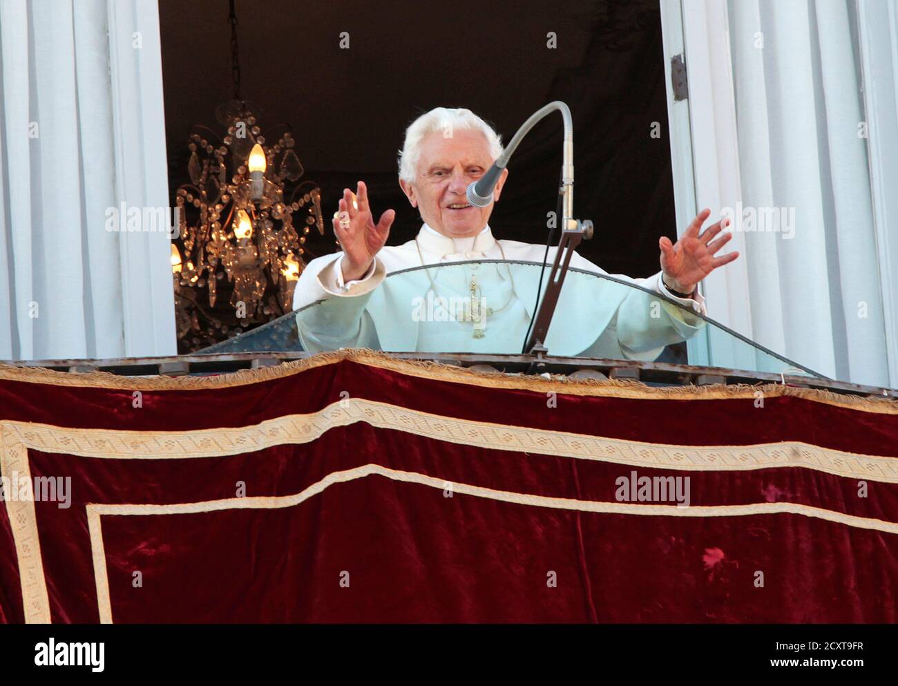 Papst Benedict XVI "Wellenlinien" wie er in seiner Sommerresidenz in Castel Gandolfo in südlichen Rom 7. Juli 2011 ankommt.  REUTERS/Alessandro Bianchi (Italien - Tags: RELIGION) Stockfoto