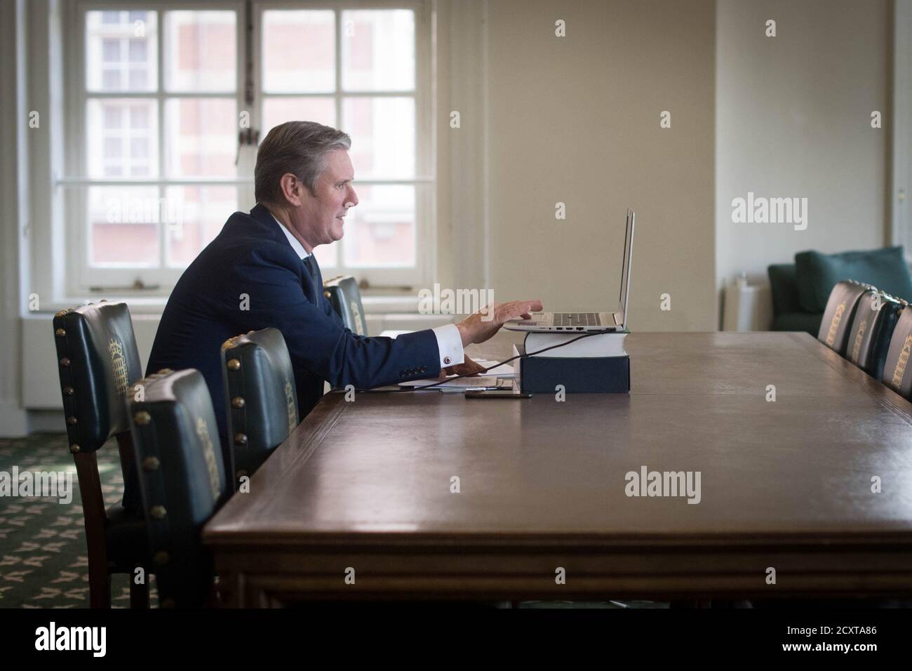 Der Gewerkschaftsführer Sir Keir Starmer veranstaltet einen Videoanruf mit Studenten und ihren Eltern aus dem ganzen Land, die von lokalen Sperren aufgrund des Coronavirus betroffen sind. Stockfoto