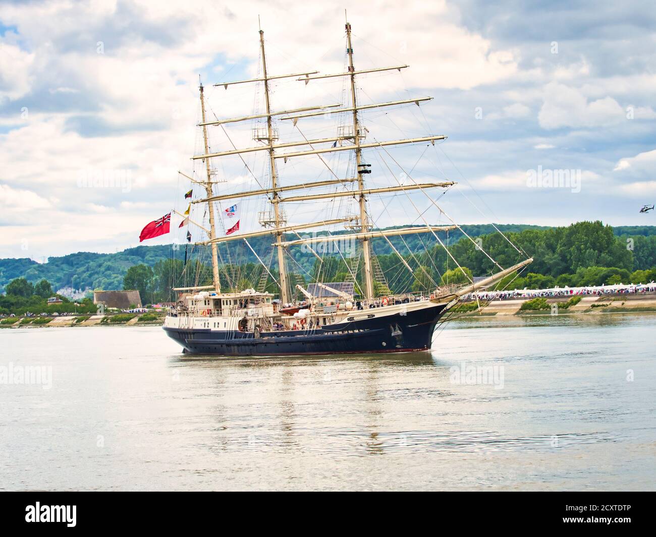 ROUEN, FRANKREICH - JUNI CIRCA, 2019. Der britische Hochschiff zäh, drei-Mast-Schoner, auf der seine für Armada Parade. Der größte hölzerne sai Stockfoto