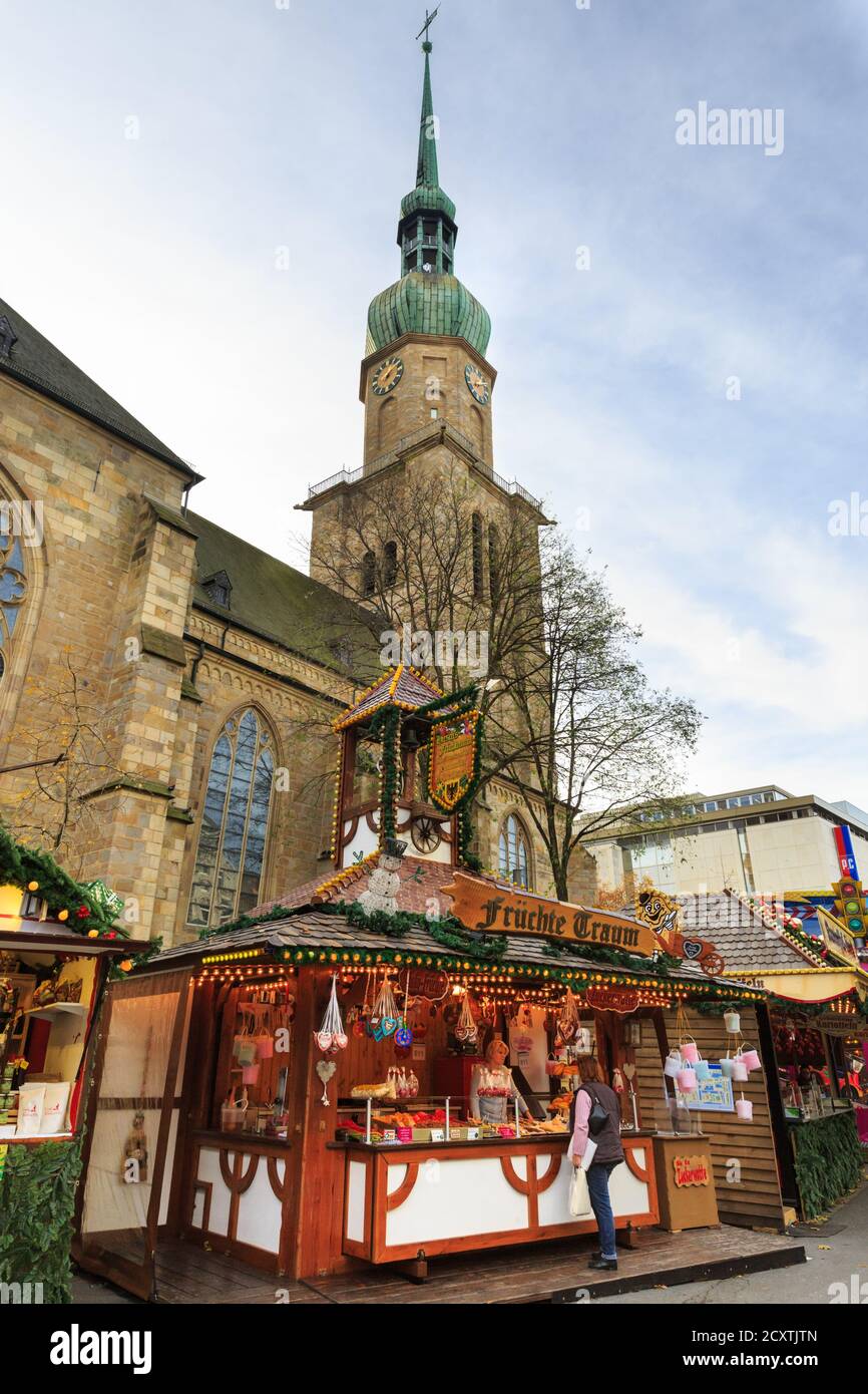 St. Reinoldkirche Reinoldi Kirche Dortmund mit Weihnachtsmarkt, Nordrhein-Westfalen, Deutschland Stockfoto