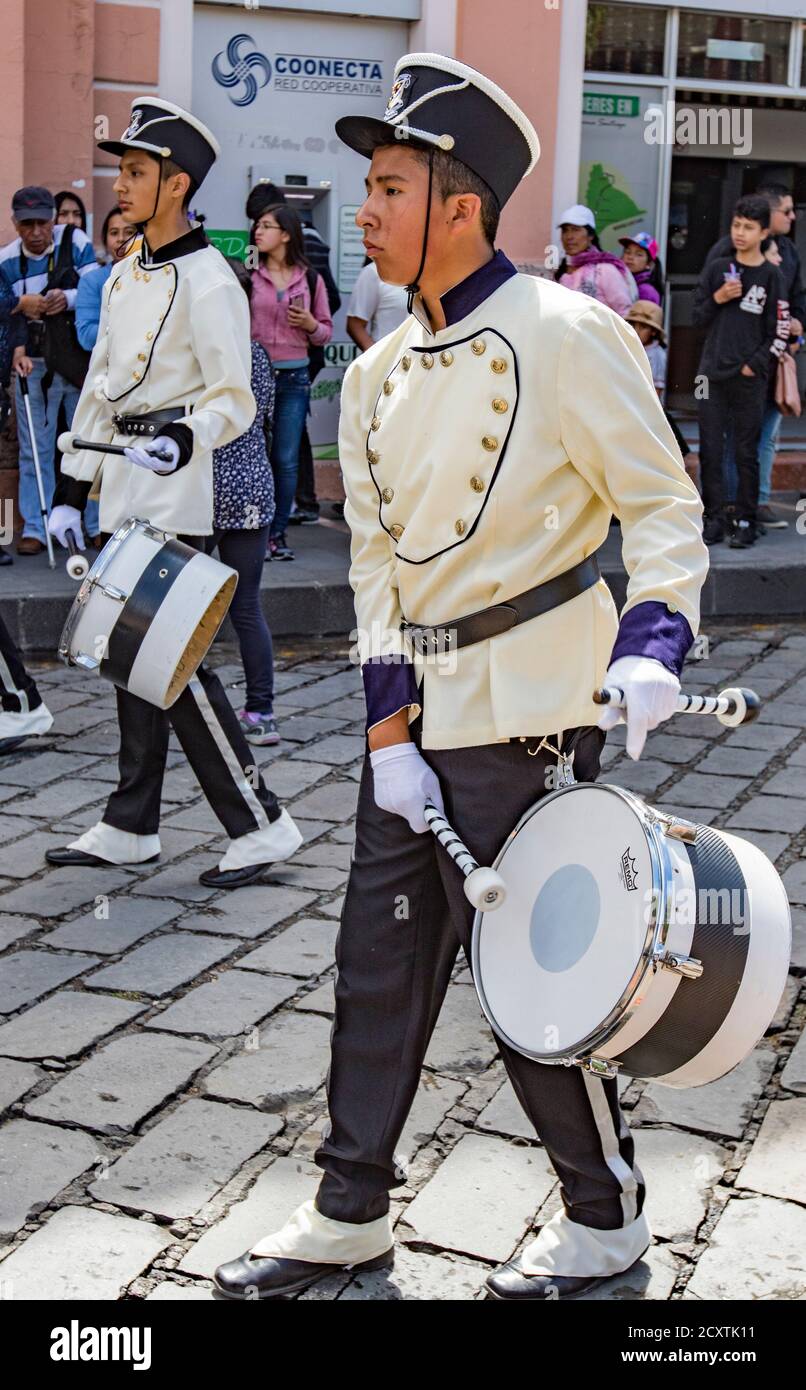 Cuenca, Ecuador, Jan 13, 2018: Schlagzeuger in Parade an der Festival marschieren Stockfoto