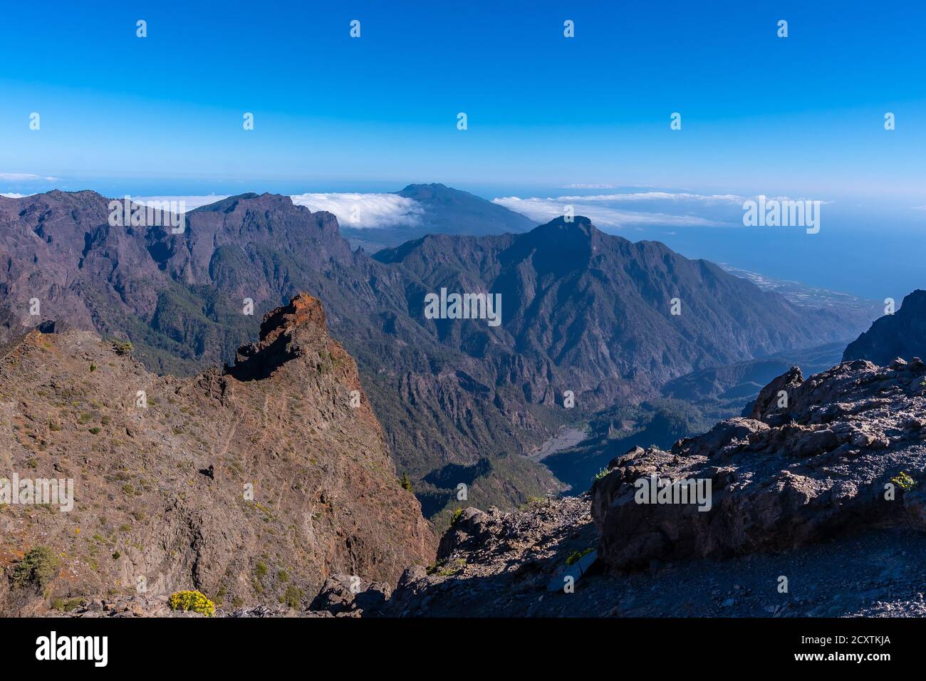 Junge Frau, die vom Gipfel der Caldera aus schaut De Taburiente Vulkan Stockfoto