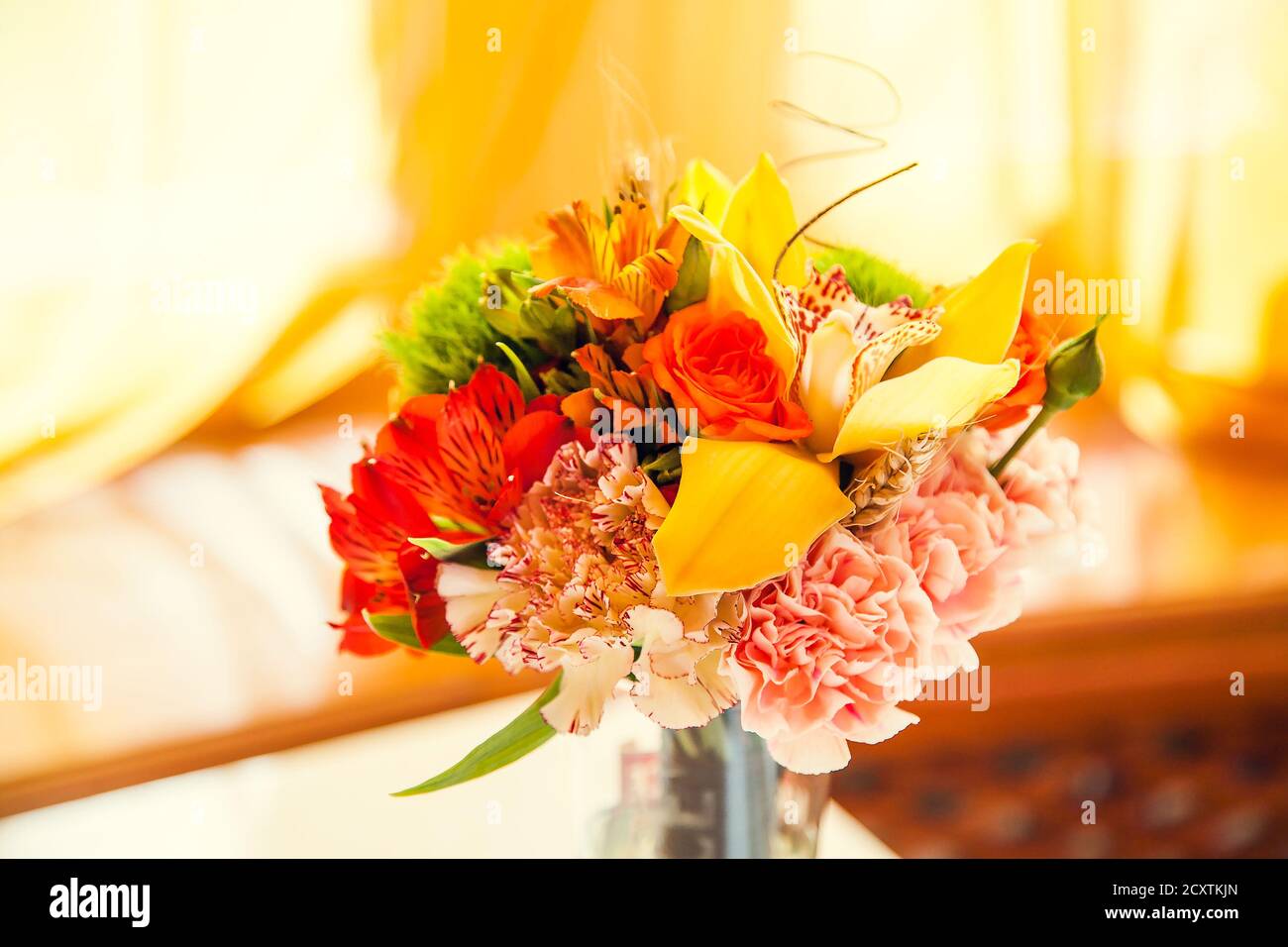 Herbstlicher Blumenstrauß schmückt die festliche Tafel im Restaurant. Stockfoto