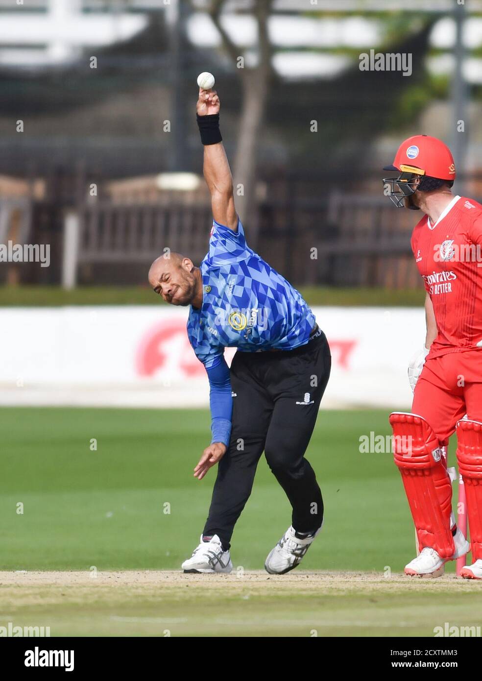 Hove UK 1. Oktober 2020 - Tymal Mills Bowling für Sussex Sharks im Vitality Blast T20 Viertelfinale Cricket-Match zwischen Sussex Sharks und Lancashire Lightning, das hinter verschlossenen Türen auf dem 1. Central County Ground in Hove stattfindet : Credit Simon Dack / Alamy Live News Stockfoto