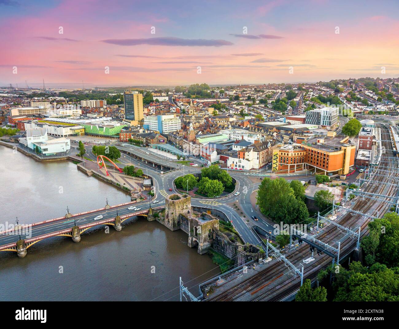 Sonnenuntergang über Newport Casnewydd, Gwent Luftaufnahme Stockfoto