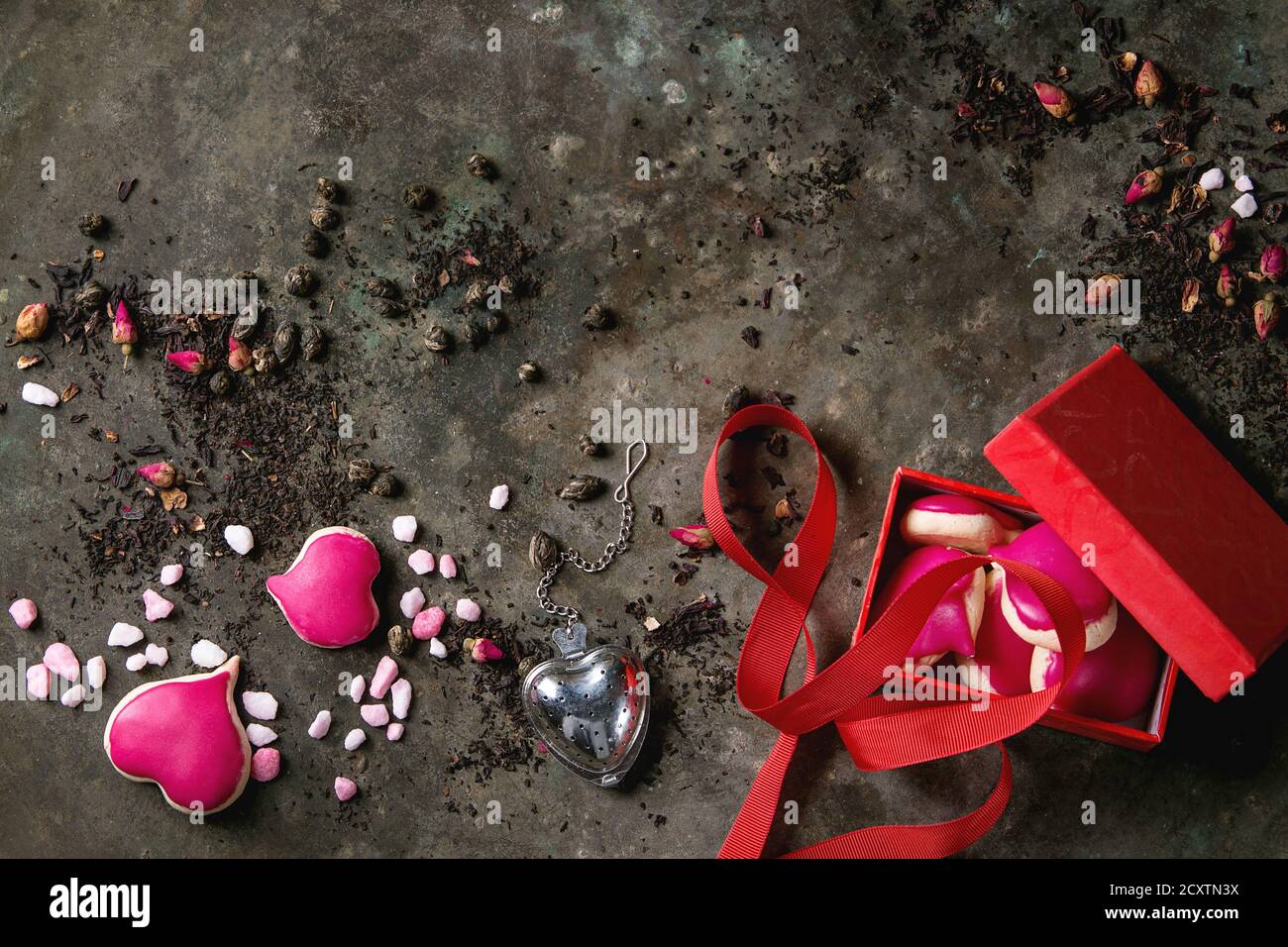 Dunkelrote Knospen Aus Valentinstag Festliche Rosen Blumen Mit Bandrand Auf Weissem Holz Mit Kopierraum Stockfotografie Alamy