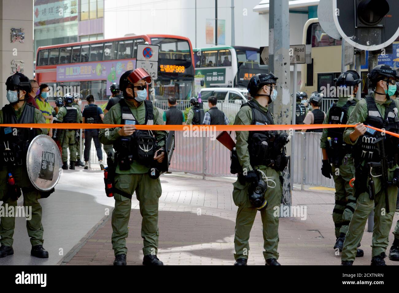 Beamte der Hongkonger Polizei blockieren am Nationalfeiertag, dem 1. Oktober 2020, einen Fußweg im Einkaufsviertel Causeway Bay Stockfoto