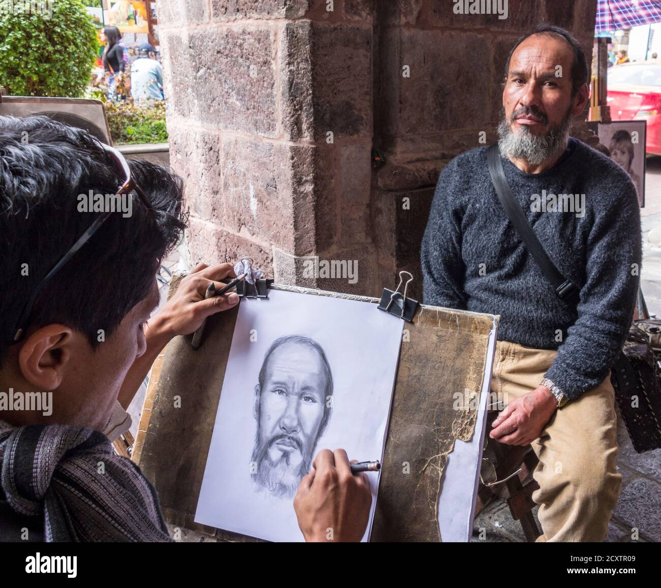 Ambato, Ecuador - Mar 15, 2015 - Street Artist zeichnet Porträt des Menschen Stockfoto