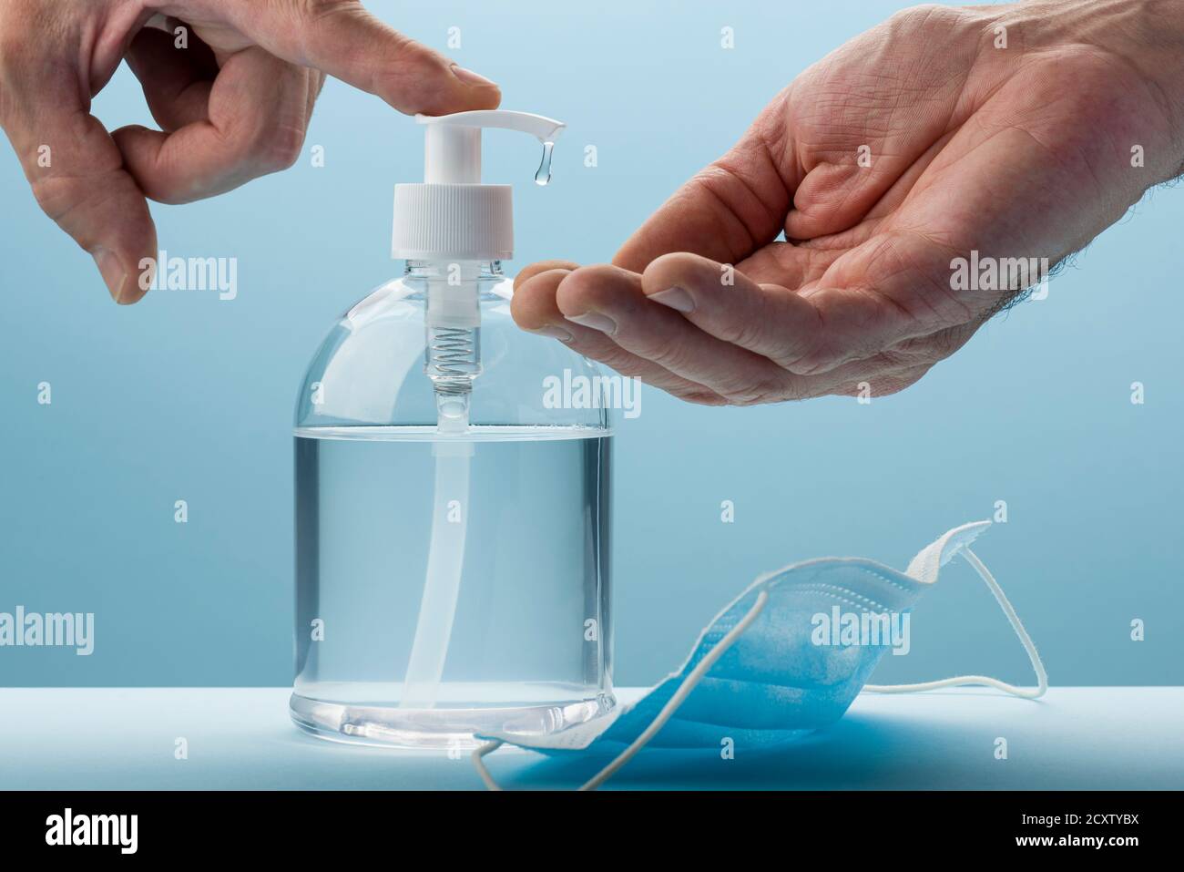 Hände mit Alkohol-Gel waschen. Hygienekonzept. Stockfoto