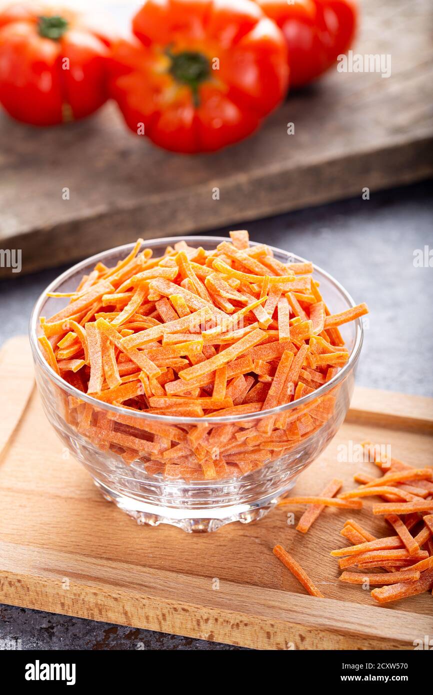 Ungekochte Nudeln mit Tomate. Hausgemachte Nudeln in Glasschüssel mit frischen Tomaten. Stockfoto