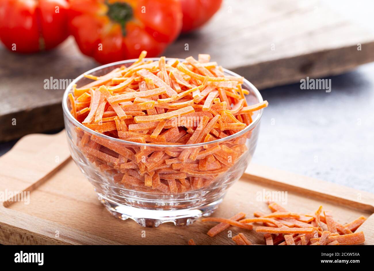 Ungekochte Nudeln mit Tomate. Hausgemachte Nudeln in Glasschüssel mit frischen Tomaten. Stockfoto