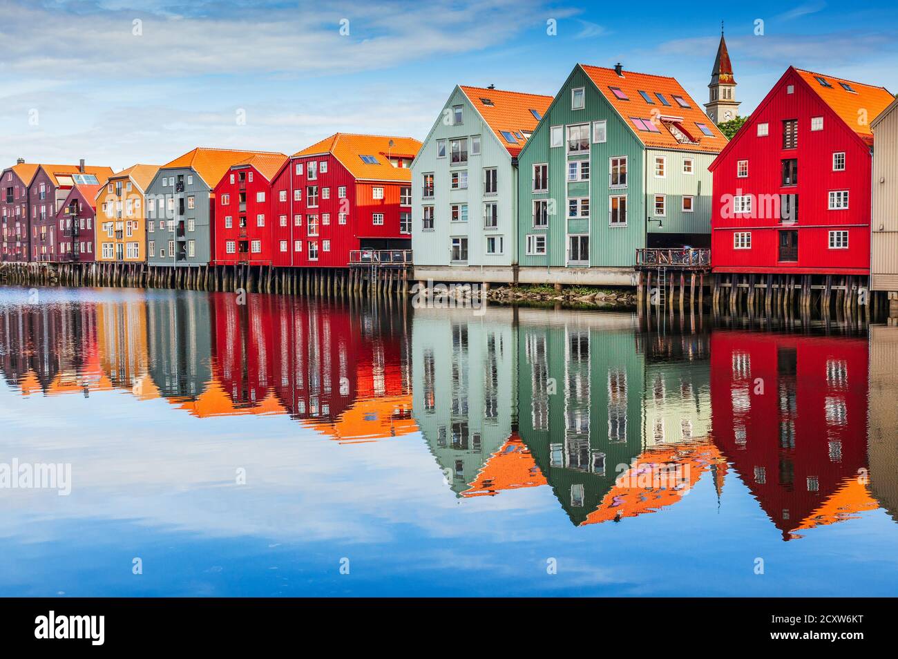 Trondheim, Norwegen. Bunte Holzhäuser und Nidelva Fluss in der Altstadt. Stockfoto