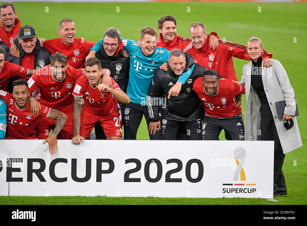 Allianz Arena München Deutschland 30.09.20, Fußball: Deutsches SUPERCUP-FINALE  2020/2021, FC Bayern München (FCB, rot) gegen Borussia Dortmund (BVB, gelb)  3:2 - Team Bayern München feiert den Sieg des Deutschen Supercup von links: