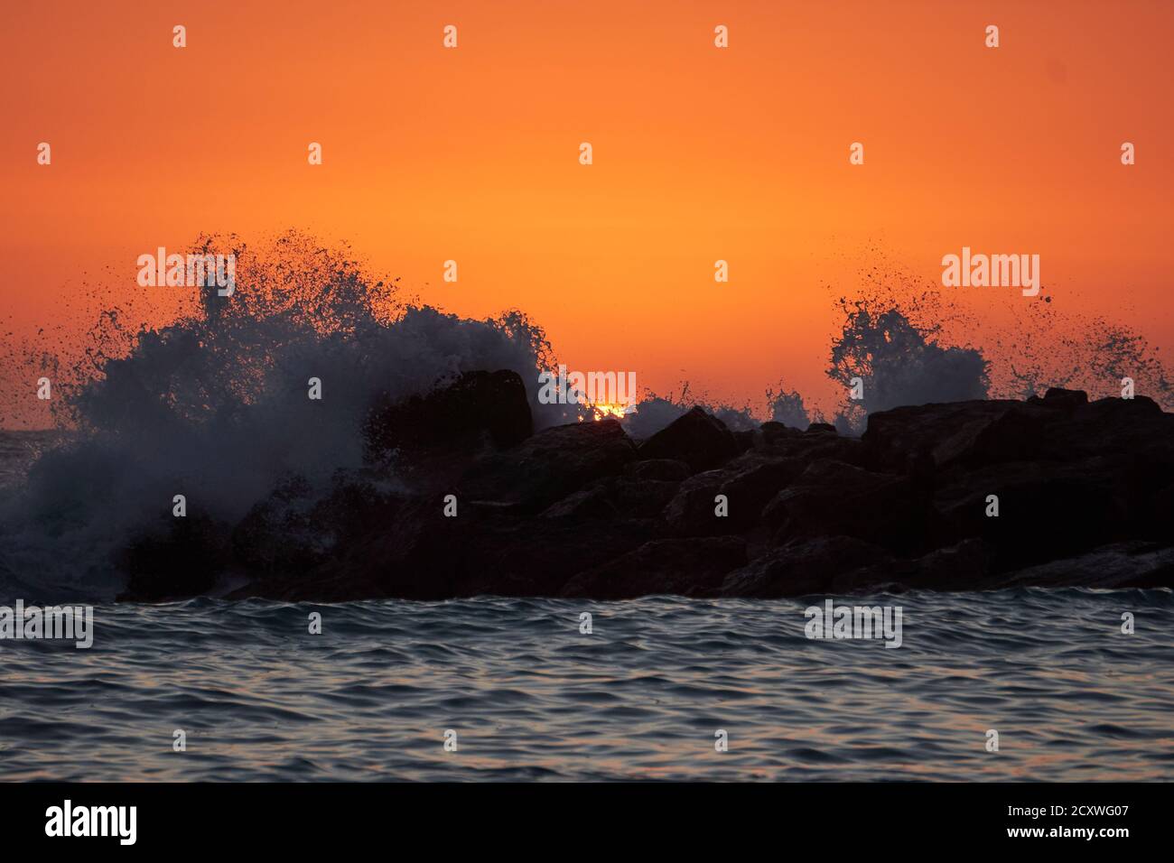 Faszinierende Landschaft eines Meeres bei einem Sonnenuntergang in Belvedere Marittimo, Cosenza, Italien Stockfoto