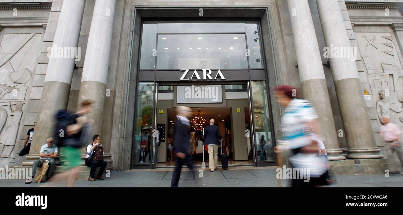Die Menschen gehen vorbei an einem Zara Store in Barcelona 13. Juni 2012.  Spanischen Inditex SA, der weltweit größten Kleidung Einzelhändler sträubte  sich Europas Finanzkrise mit einem starken Anstieg der Quartalsergebnis  durch