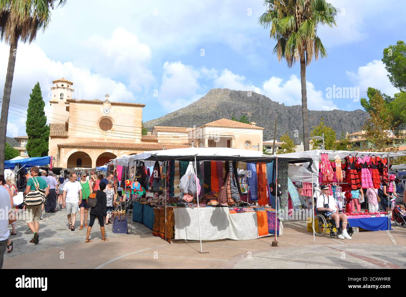 Touristen in Puerto Pollensa Markt Mallorca Stockfoto