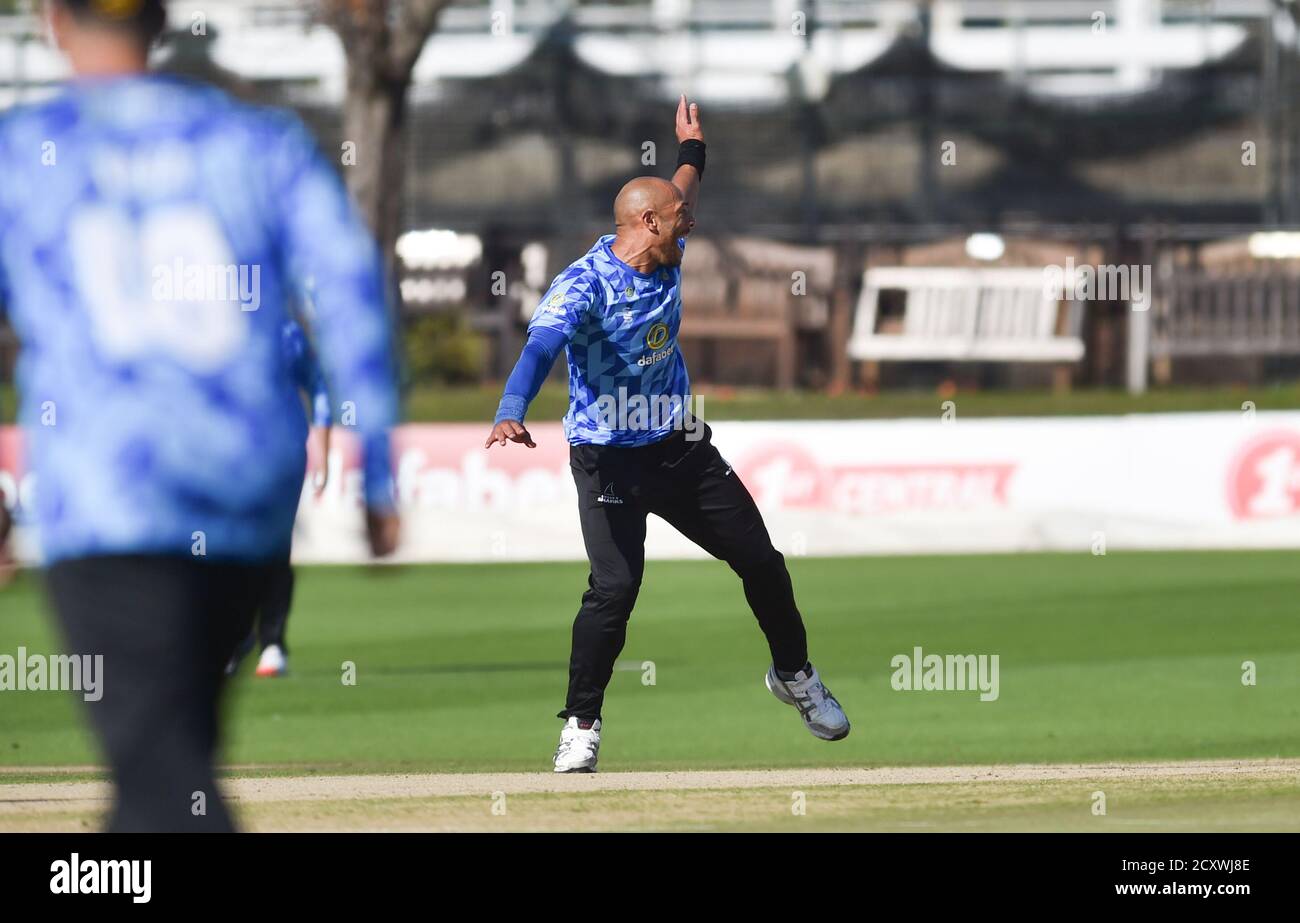 Hove UK 1. Oktober 2020 - Sussex Sharks Bowler Tymal Mills nimmt ein Wicket, bevor er während des Vitality Blast T20 Viertelfinale Cricket-Match zwischen Sussex Sharks und Lancashire Lightning, das hinter verschlossenen Türen auf dem 1. Central County Ground in Hove stattfindet, ausbricht: Kredit Simon Dack / Alamy Live Nachrichten Stockfoto