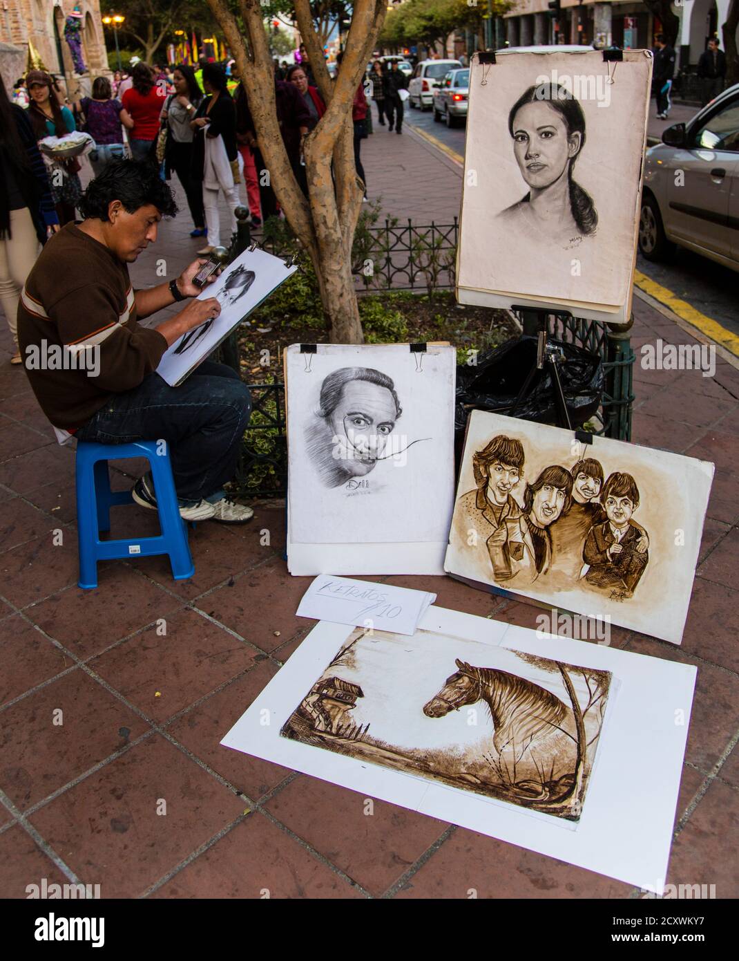 Cuenca, Ecuador - Nov 3, 2012: Street Artist zeichnet Portraits zu fairen Stockfoto