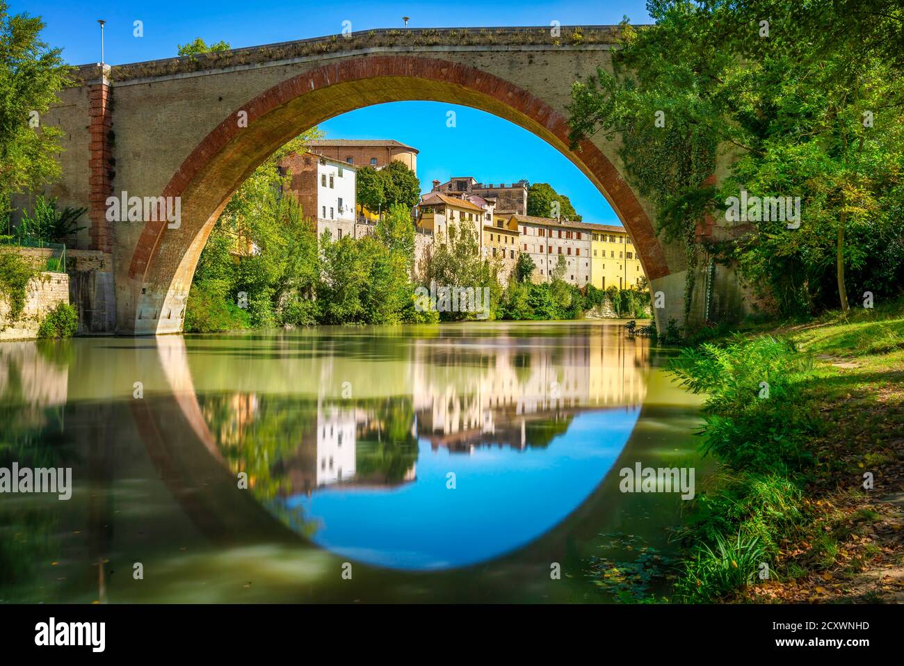 Ponte della Concordia oder Diocleziano, alte römische Brücke über den Fluss Metauro. Fossombrone, Provinz Pesaro und Urbino, Marken, Italien, Europa. Stockfoto