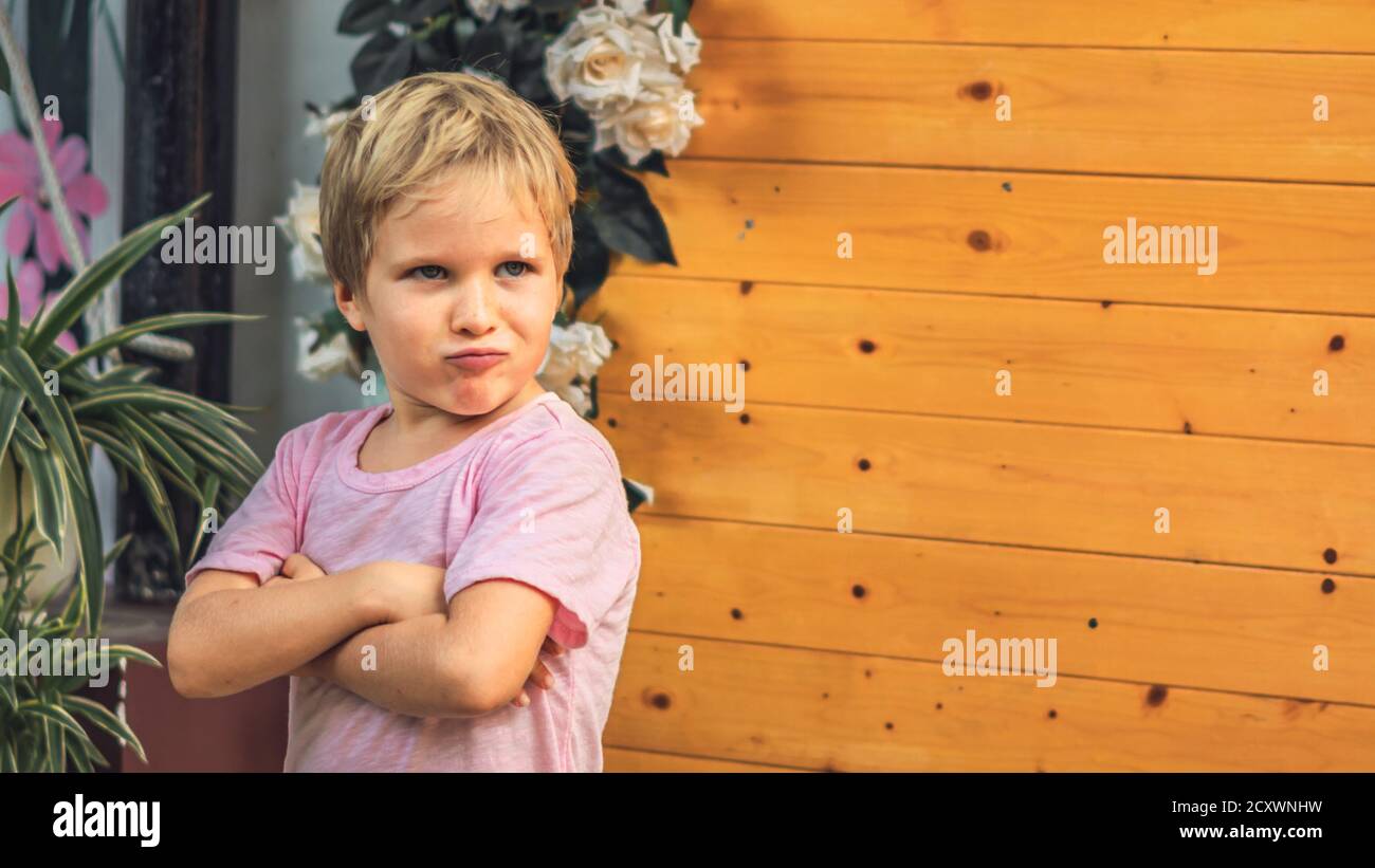 Nahaufnahme Porträt niedlich schlau lächelnd Sommersprossen blonde junge künstlerische Mimik Gesten, Lippen pout spielerisch, Arme gekreuzt, gerissen schelmisch Stockfoto