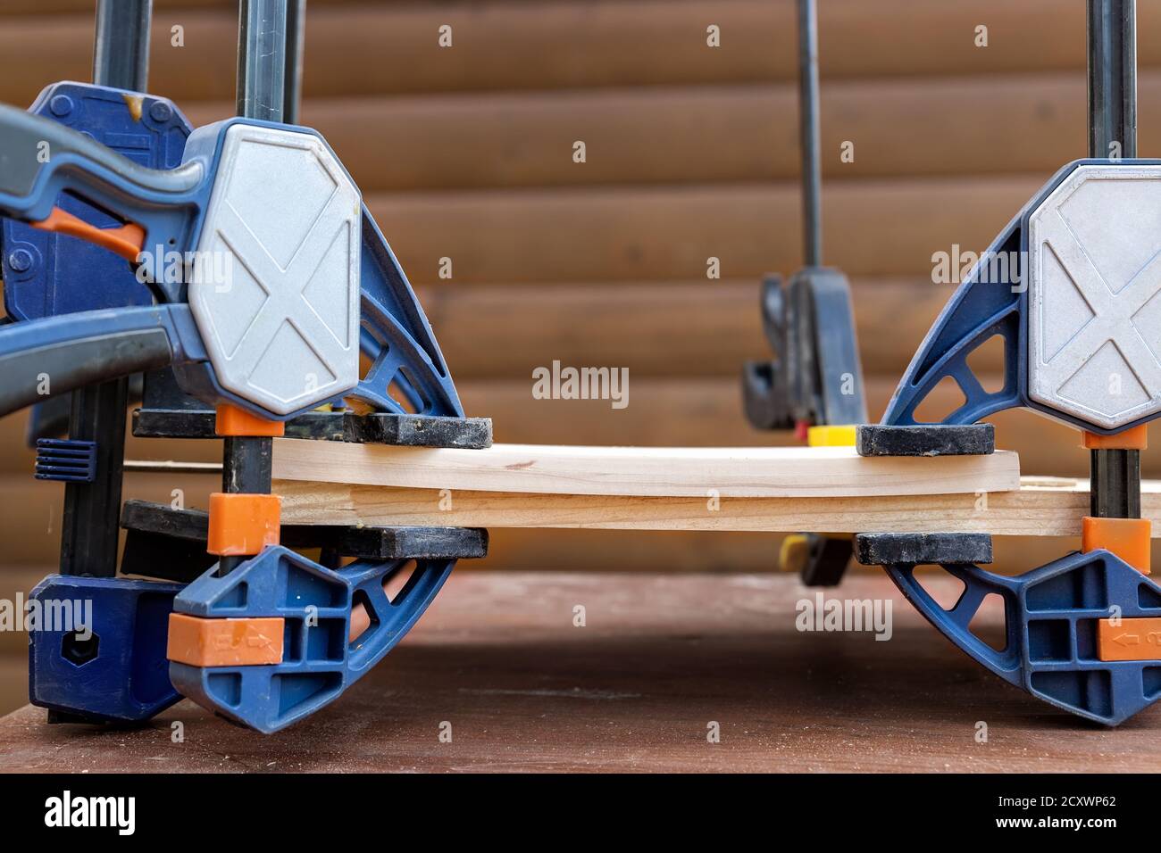 Verbinden hölzerner handgefertigter Kasten mit den Klammern nach dem Kleben.  Verschiedene Meißel, Bohrer und Bleistifte in der Handwerkerwerkstatt. DIY  Instrumente auf Holz Stockfotografie - Alamy