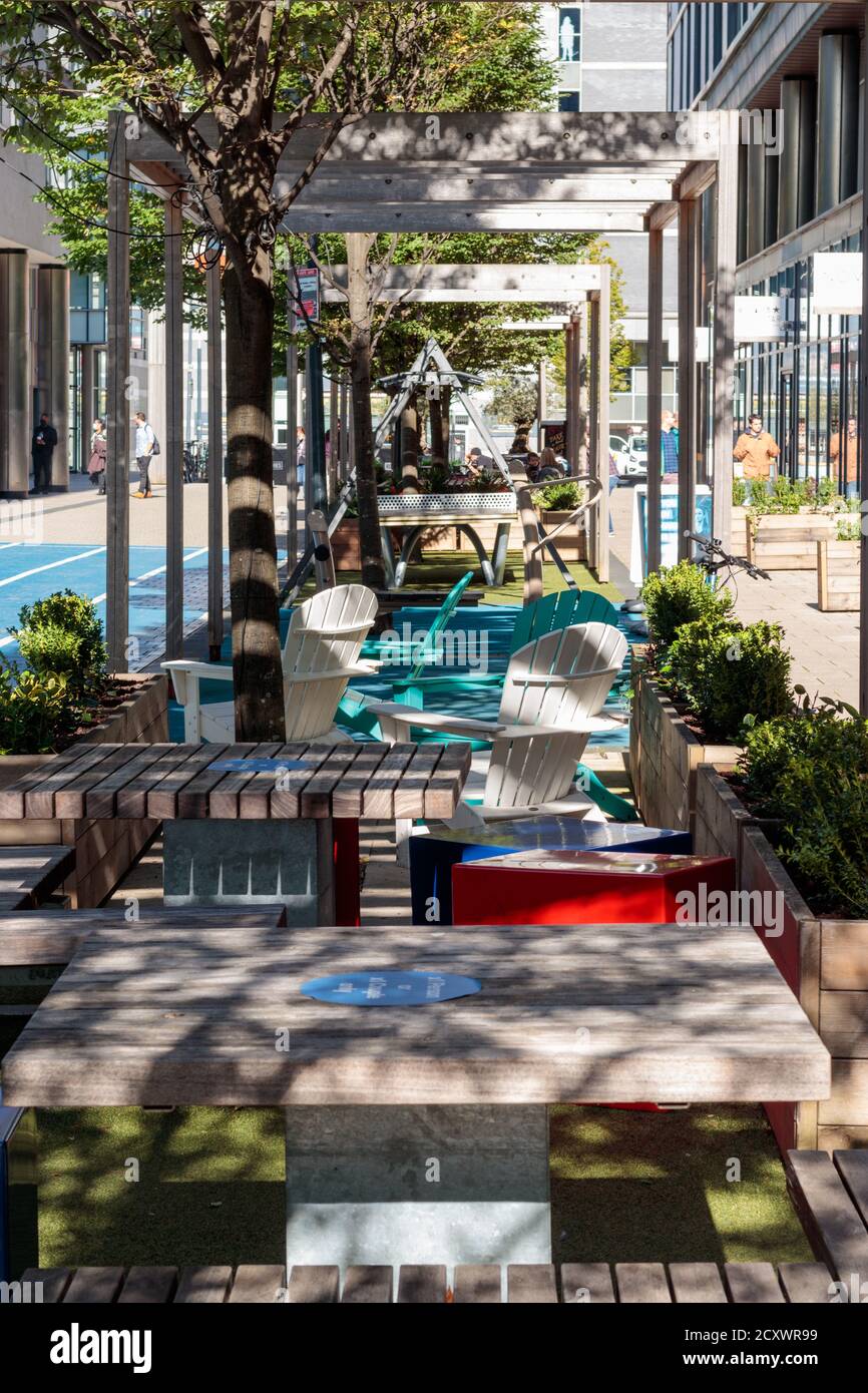 Blick auf nicht identifizierte Personen und einen Sitzbereich im Freien Leeds Dock Stockfoto