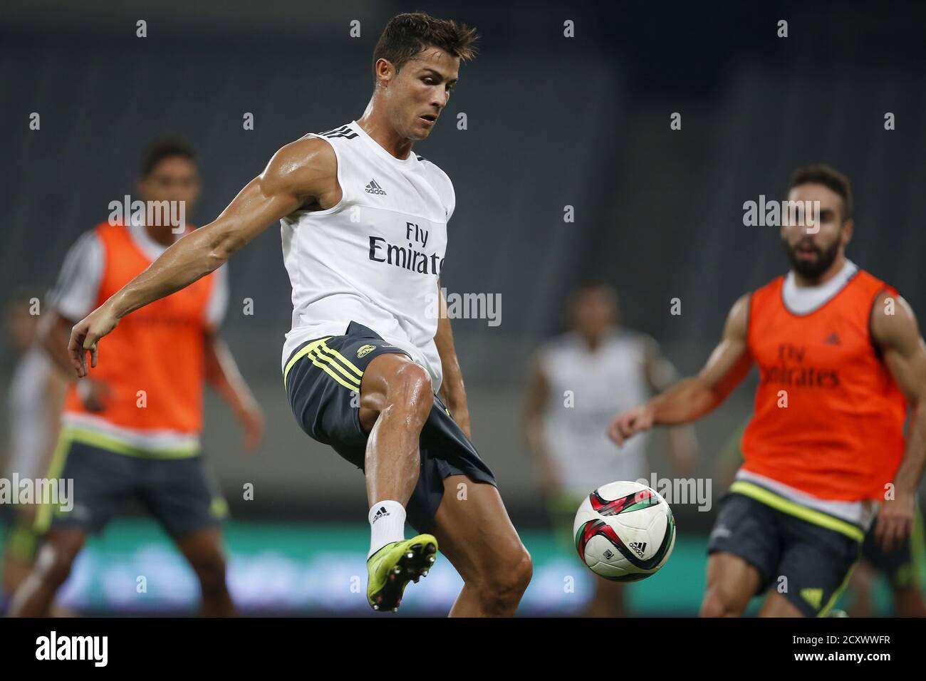 Cristiano Ronaldo von Real Madrid kämpft während einer Trainingseinheit vor  einem Freundschaftsspiel gegen AC Mailand in Shanghai, 29. Juli 2015 um den  Ball.REUTERS/Aly Song Stockfotografie - Alamy