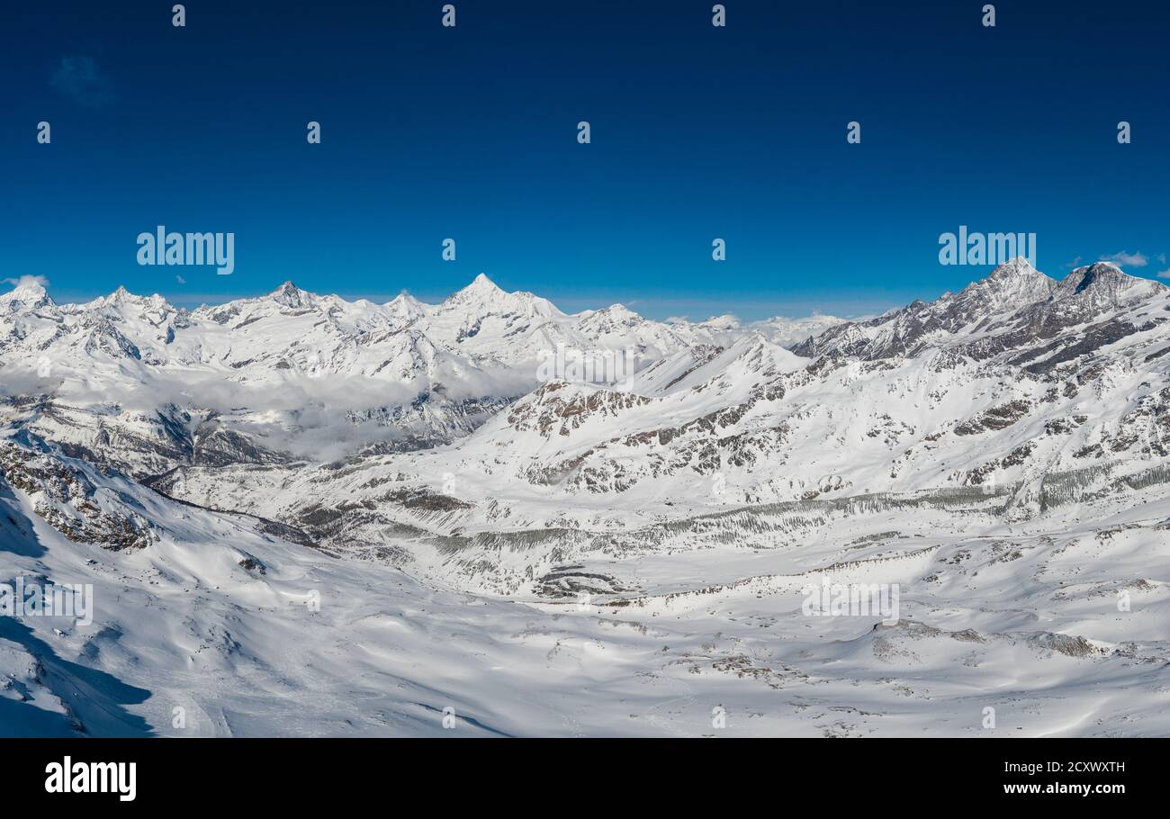 Panoramablick auf das berühmte Skigebiet Zermatt in der alpen im Kanton Wallis in der Schweiz im sonnigen Winter Tag Stockfoto