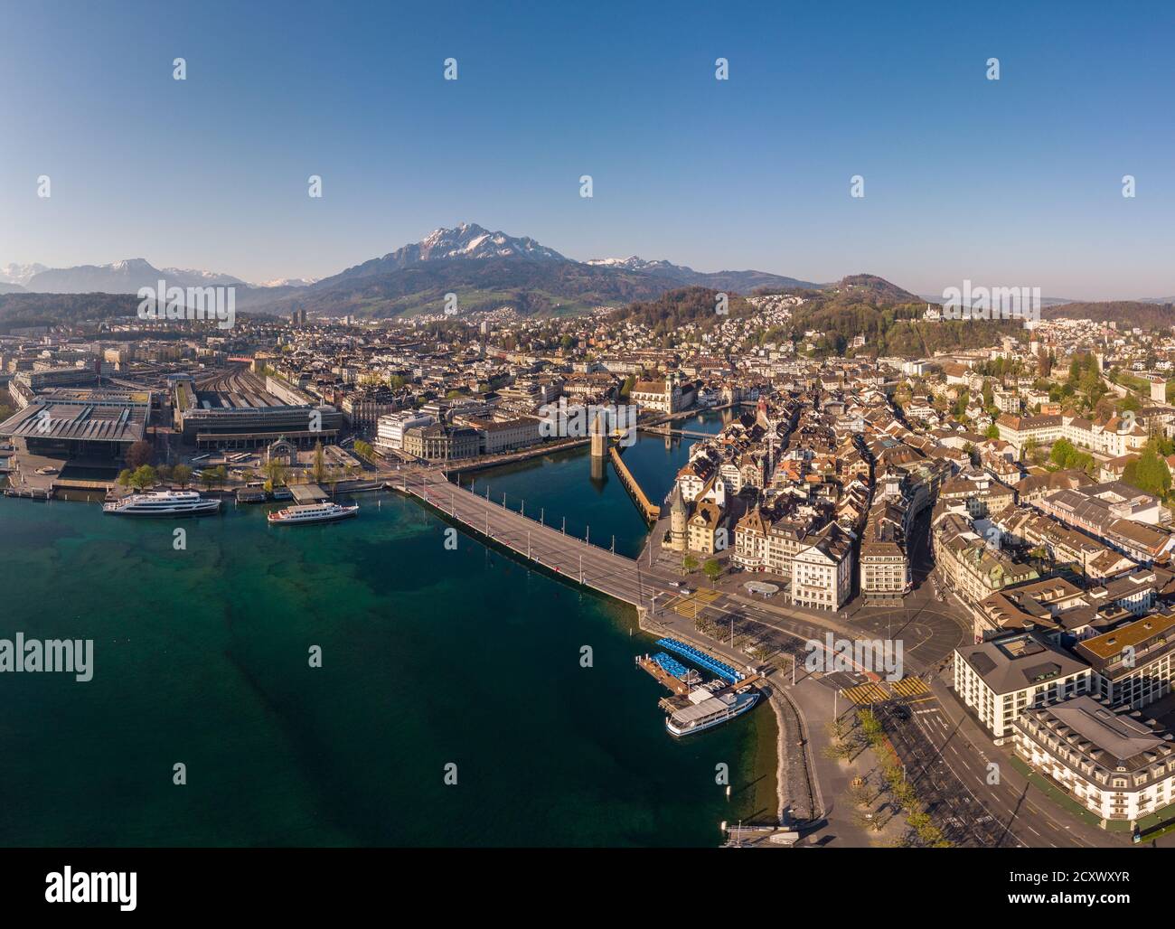 Luftaufnahme der Luzerner Altstadt mit dem Pilatus Im Hintergrund in der Schweiz am sonnigen Tag Stockfoto