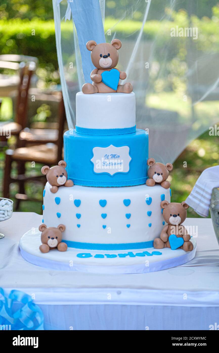 Taufkuchen mit weißen und hellblauen Teddybären. Hochwertige Fotos Stockfoto