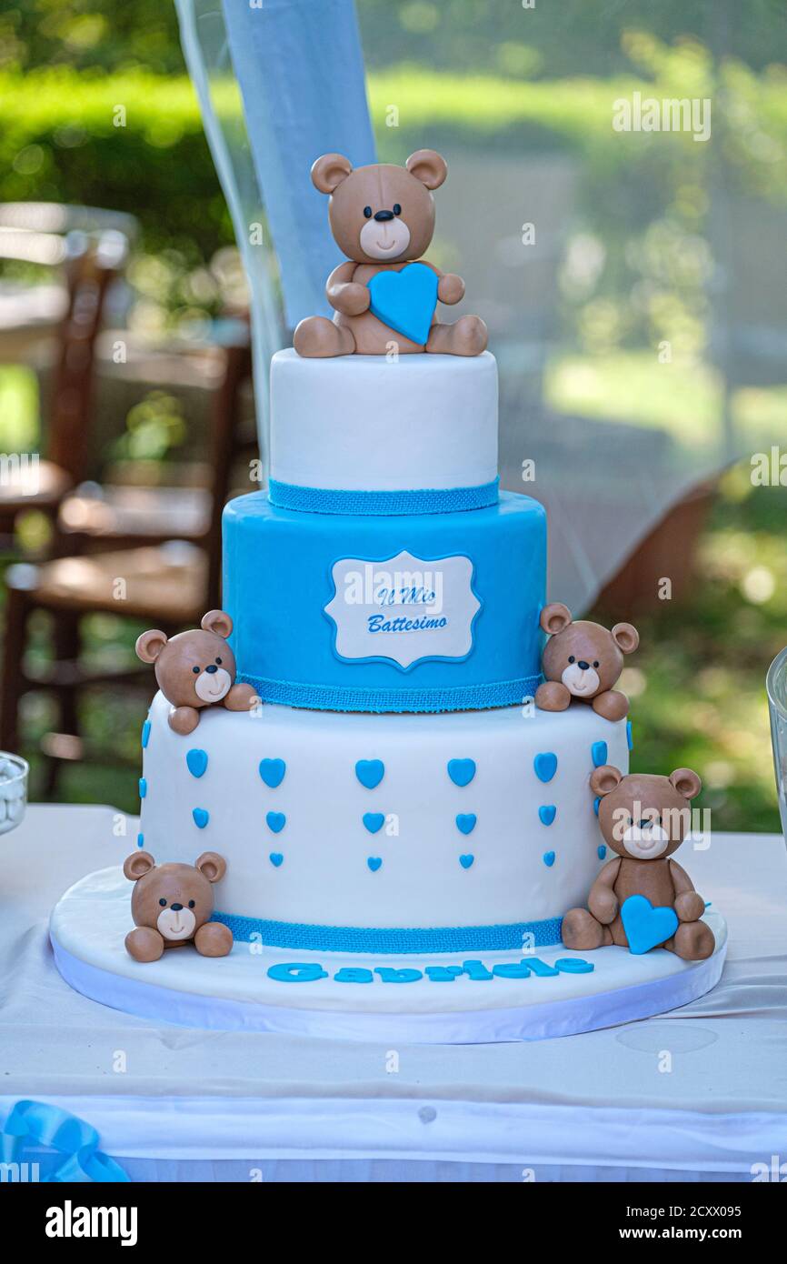 Taufkuchen mit weißen und hellblauen Teddybären. Hochwertige Fotos Stockfoto