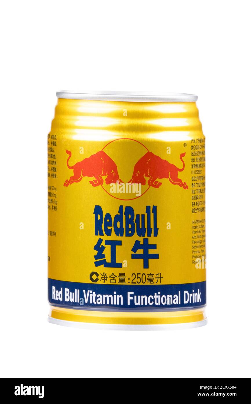 Guilin China 21. Mai 2020 EINE Dose eines gefälschten Red Bull Energy Drinks isoliert auf weißem Hintergrund Stockfoto