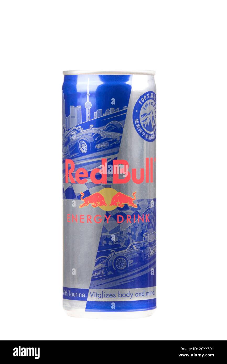 Guilin China 21. Mai 2020 EINE Dose Red Bull Energy Drink aus Österreich nach China importiert isoliert auf weißem Hintergrund Stockfoto