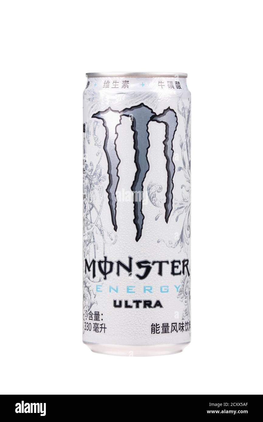 Guilin China 24. Mai 2020 EINE Dose Monster Energy Ultra Drink aus den USA nach China importiert isoliert auf weißem Hintergrund Stockfoto
