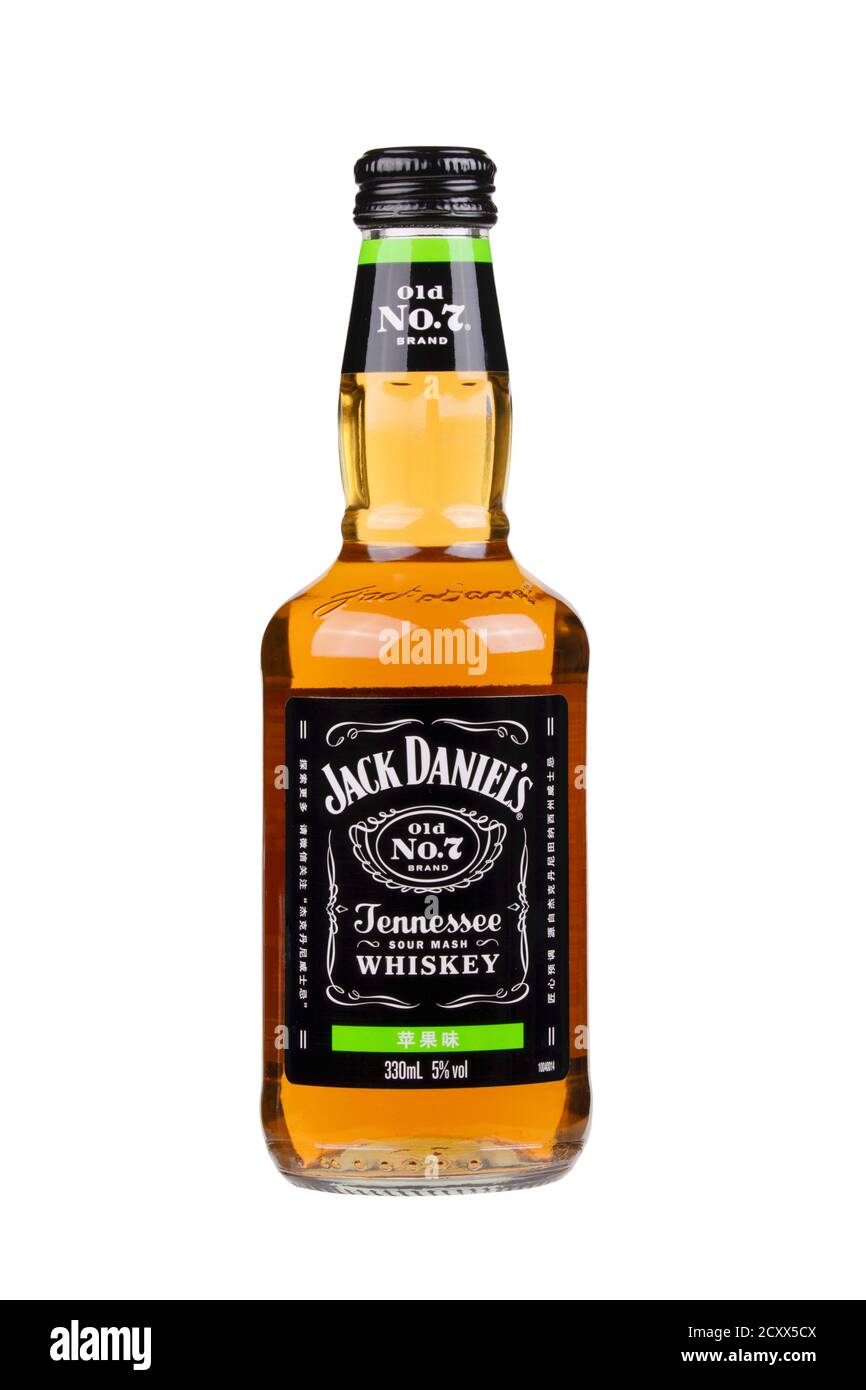 Guilin China 25. Mai 2020 Flasche Jack Daniels Whiskey und Apfelsaft isoliert auf weißem Hintergrund. Ein Sour Mash Whiskey aus Tennessee importiert Stockfoto