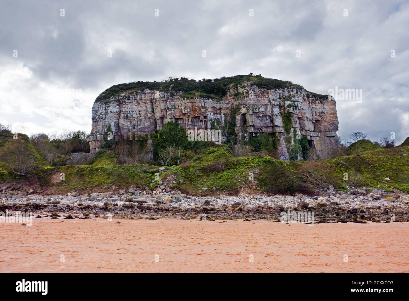 Castle Rock (Castell Mawr in Welsh) ist ein kleiner Flachberg aus Kalkstein an der Westküste der Red Wharf Bay in Anglesey, Wales. Stockfoto