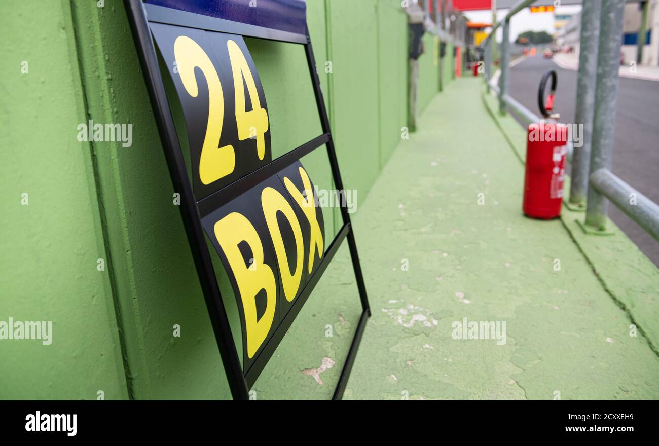 Message Board mit Nummer und Box Text im Motorsport Pit Lane auf dem Circuit Stockfoto