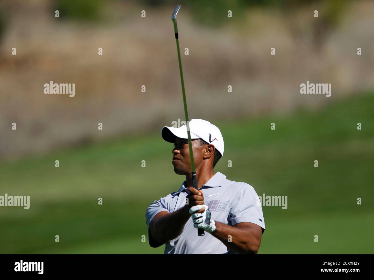 Tiger Woods schlägt seine Annäherungsschlag am 8. Loch in der zweiten Runde  von einem PGA Tour Golf-Turnier in San Martin, California 7. Oktober 2011.  REUTERS/Robert Galbraith (Vereinigte Staaten - Tags: SPORT-GOLF  Stockfotografie -