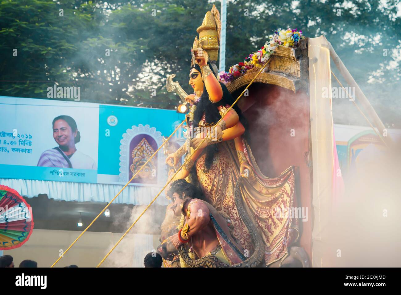 Westbengalen, Indien, Oktober, 2019 : Menschen feiern Durga Puja. Göttin Durga Idol geht für das Eintauchen am Tag der bijaya dashami. Indisch festlich Stockfoto