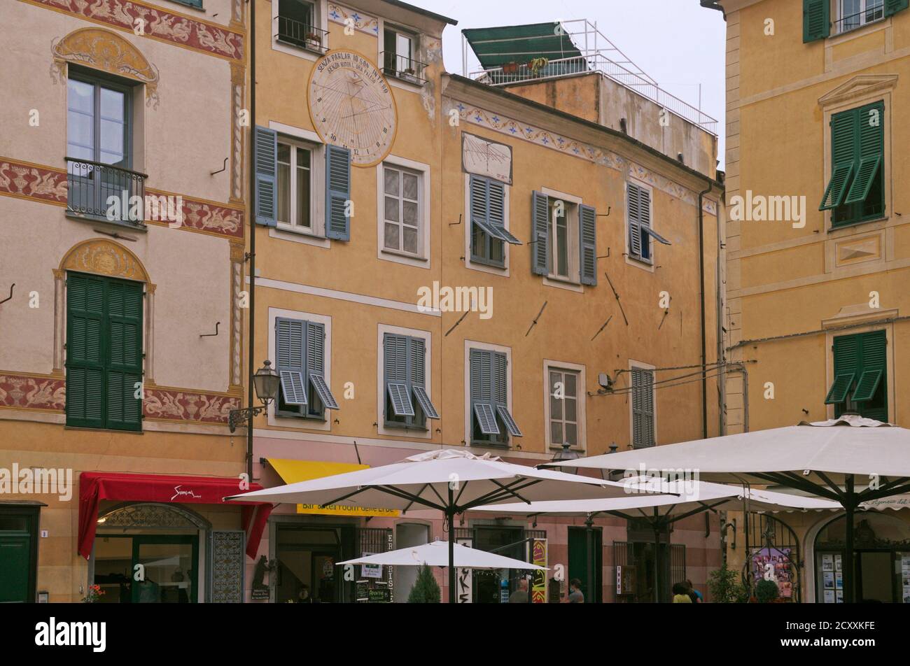 Häuser auf dem Hauptplatz von Finalborgo, Ligurien, Italien Stockfoto