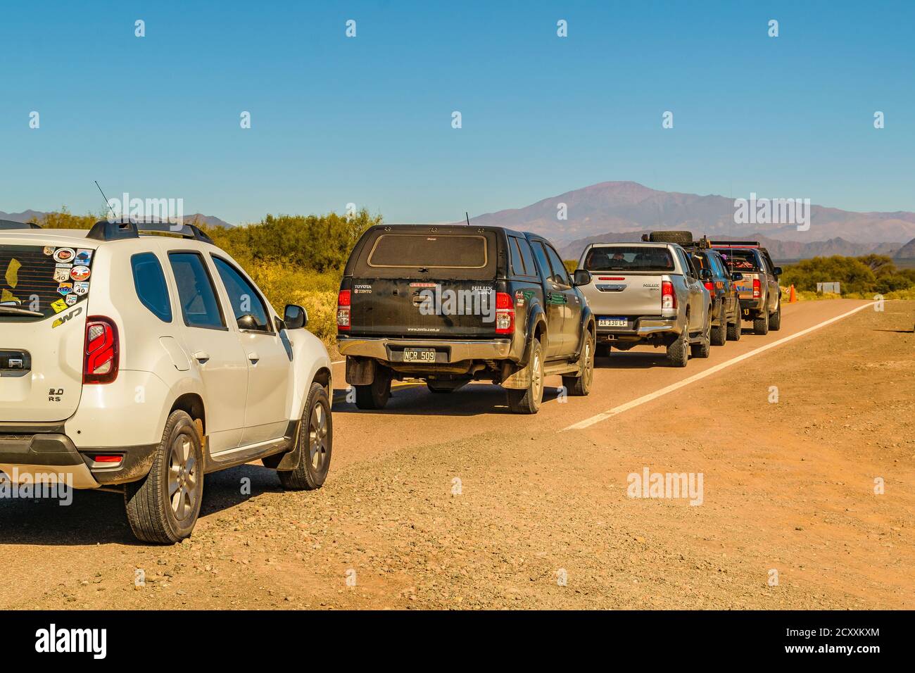 Autos auf der andenautobahn, Provinz la rioja, argentinien Stockfoto