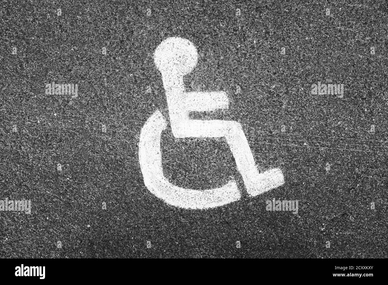 Behindertenschild. Mit weißer Farbe auf dem Bürgersteig bemalt Stockfoto